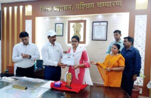 Bihar News District Magistrate honored state toppers Anshu, Rajan, Karishma, Manas and Khushi by giving them medals and certificates