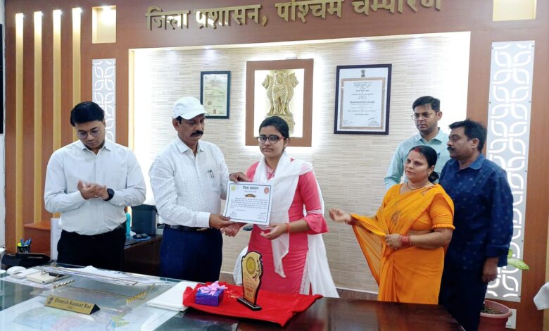 Bihar News District Magistrate honored state toppers Anshu, Rajan, Karishma, Manas and Khushi by giving them medals and certificates