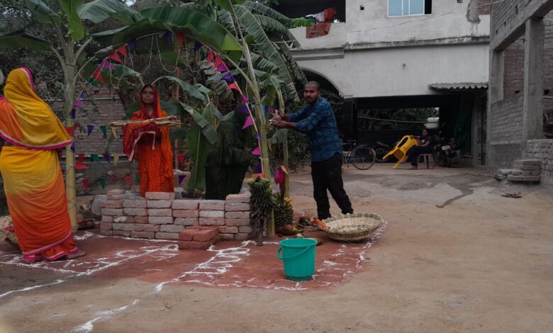 Bihar News:-Baranti Police Station - On Thursday, Arghya was offered to the setting sun in the entire police station area on the occasion of the great festival of faith, Chaitra Chhath.