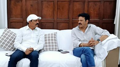 Bihar News: Famous Bollywood actor Mr. Manoj Bajpayee met the District Magistrate and discussed the development works of his Panchayat and the district
