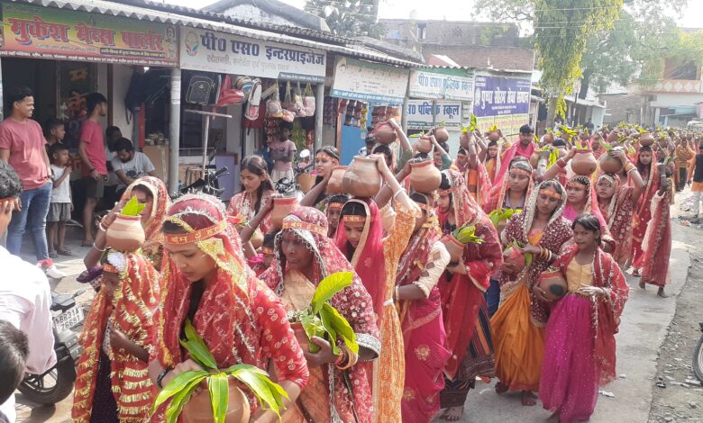 Bihar News-राजापाकर-- राजापाकर दक्षिणी पंचायत के उत्तर टोला स्थित नवनिर्मित काली मंदिर में माता काली की मूर्ति के प्राण प्रतिष्ठा को लेकरआज शुक्रवार को 551 कन्याओं द्वारा भव्य कलश यात्रा हाथी घोड़े बैंड बाजे के साथ निकाली गई