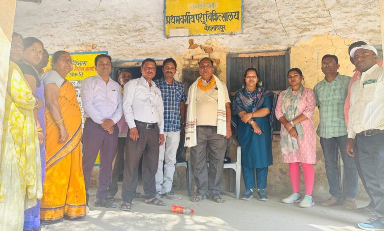 Bihar News:-Rajapakar-- Farewell cum felicitation ceremony was organized in the veterinary hospital premises for the retirement of office attendant cum animal husbandry worker of Veterinary Hospital Vaidyanathpur.