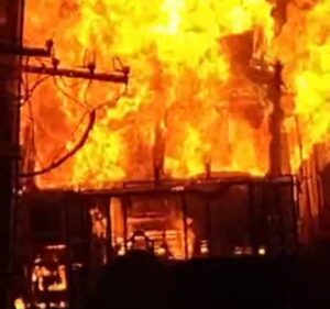 BiharNews The biggest news of the moment is from Bettiah where a huge fire broke out in a parked truck while cooking food, property worth lakhs burnt to ashes