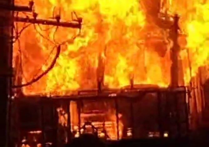 BiharNews The biggest news of the moment is from Bettiah where a huge fire broke out in a parked truck while cooking food, property worth lakhs burnt to ashes