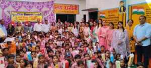 Agra News: Prize distribution program for students and teachers was held at the annual function in primary school Dhanauli