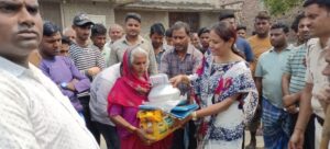 Bihar News Capable people of the society and nearby neighborhood came forward to help the fire affected families of Majhauliya: Garima