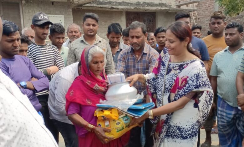 Bihar News Capable people of the society and nearby neighborhood came forward to help the fire affected families of Majhauliya: Garima