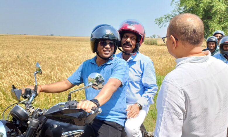 BiharNews The District Magistrate inspected the schemes while riding a bike
