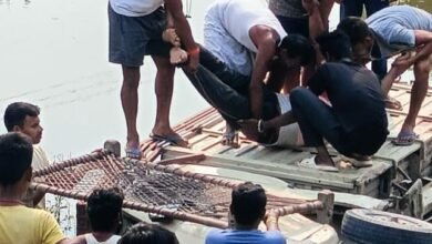 Bihar News-Rajapakar-- On the road located on the banks of Gangajal pond in Gangajal village of Baikunthpur Panchayat, a Tata AC car coming from Faridpur rolled into the pond while trying to save a child.