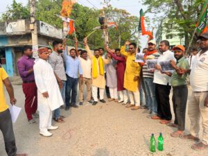BiharNews Youth Front burnt effigies of Sonia and Rahul