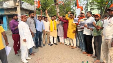 BiharNews Youth Front burnt effigies of Sonia and Rahul