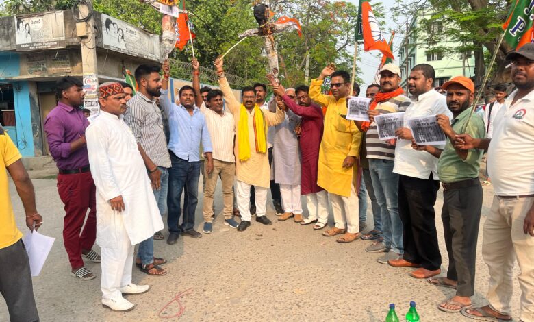 BiharNews Youth Front burnt effigies of Sonia and Rahul