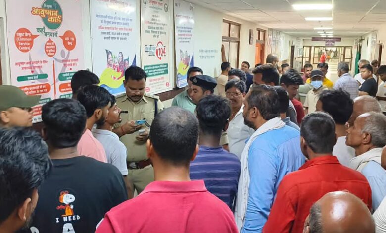 Bihar News: Sensation in Bettiah: Criminals shoot property dealer who went out to distribute daughter's wedding card, condition critical