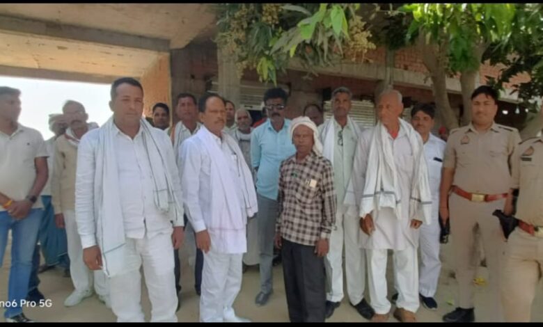 Ambedkar Nagar News- Intensive public relations of SP MLA Tribhuvan Dutt ji continued today also