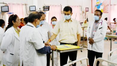 Prayagraj News: Divisional Commissioner did a surprise inspection of Tej Bahadur Sapru Hospital (Bailey)