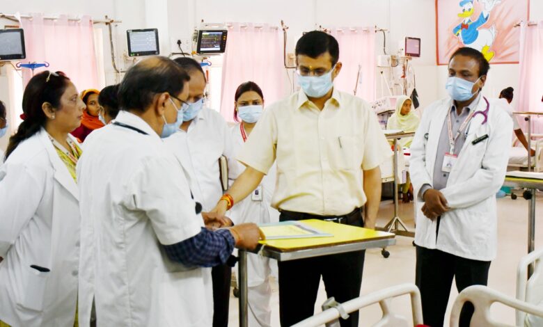Prayagraj News: Divisional Commissioner did a surprise inspection of Tej Bahadur Sapru Hospital (Bailey)