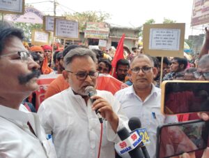 BiharNews Safai Karamchari Kamgar Union (ACTU) staged a protest at DM's office regarding 5 point demands
