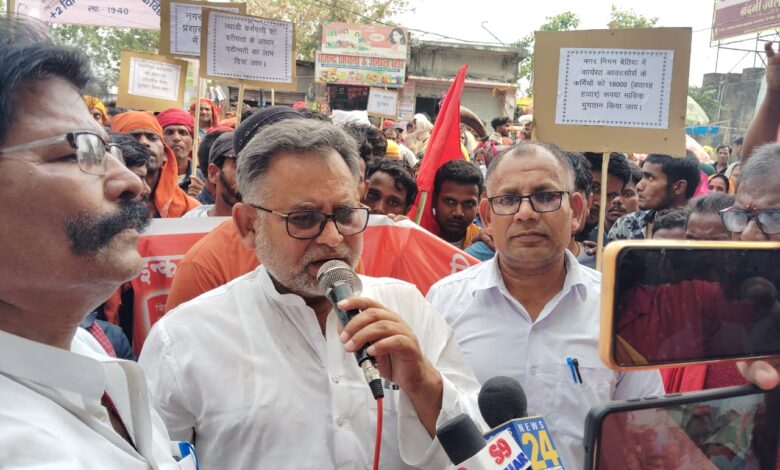 BiharNews Safai Karamchari Kamgar Union (ACTU) staged a protest at DM's office regarding 5 point demands