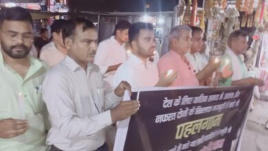 Bihar News-Silent candle march was taken out from Akshayvatrai Nagar Station Square to Akshayvatrai Memorial in Hajipur Sadar Block and silent tribute was paid
