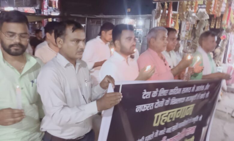 Bihar News-Silent candle march was taken out from Akshayvatrai Nagar Station Square to Akshayvatrai Memorial in Hajipur Sadar Block and silent tribute was paid