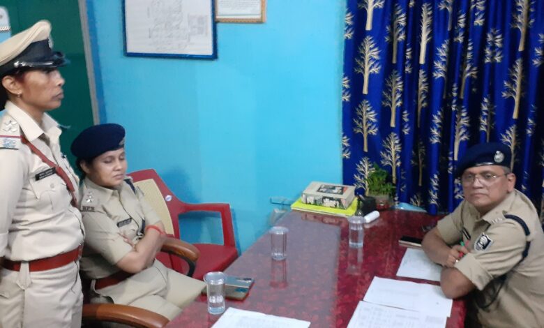 Bihar News-Rajapakar -- Superintendent of Police Vaishali Lalit Mohan Sharma inspected Rajapakar police station late on Saturday night