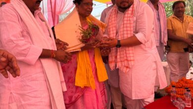 Bihar News Minister Renu Devi paid floral tribute to Baba Saheb in Dr. Bhimrao Ambedkar Samman ceremony