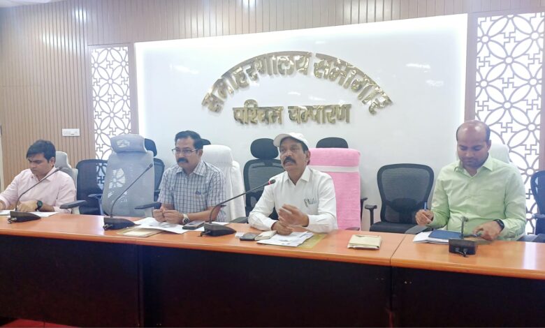 Bihar News Chief Assistant should take interest in completing all the works on time: District Officer