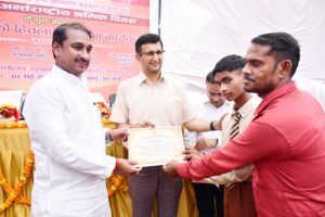 Prayagraj News: Hon'ble MLA Phulpur and Divisional Commissioner inaugurated the program organized on the occasion of International Labor Day by lighting the lamp