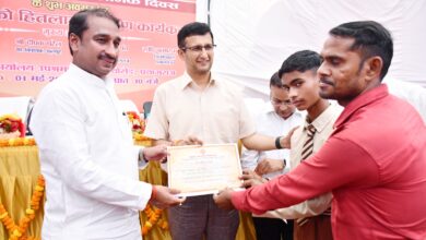 Prayagraj News: Hon'ble MLA Phulpur and Divisional Commissioner inaugurated the program organized on the occasion of International Labor Day by lighting the lamp