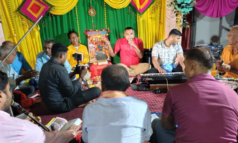 Bihar News-Rajapakar. Sundarkand Paath was organized at the residence of Amarnath Singh in Damodarpur village of the block area before the auspicious marriage of his daughter
