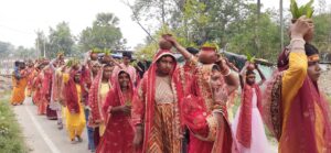 Bihar News-Rajapakar-- A Kalash Yatra was taken out by 251 women on Sunday today in connection with the 24-hour Ashtayam Yagya organized from yesterday in Vanbira village of Bakhri Badai Panchayat.
