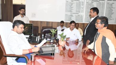 Praygraj News: The District Magistrate is resolving people's complaints in Janta Darshan every day