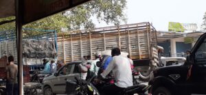 Bihar News- Rajapakar--- People are facing a lot of trouble in commuting due to the road jam at Belkunda Chowk in the block area from morning till afternoon.