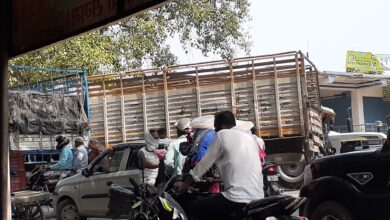 Bihar News- Rajapakar--- People are facing a lot of trouble in commuting due to the road jam at Belkunda Chowk in the block area from morning till afternoon.