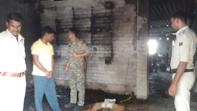Bihar News-Rajapakar-- A huge fire broke out in Bhawani Masala Udyog shop located at Rajapakar High School Road in the block headquarters at 2 o'clock last night due to an electrical short circuit.