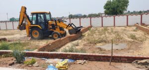 Agra News: An illegal colony was demolished in Tajganj ward of the development authority area.