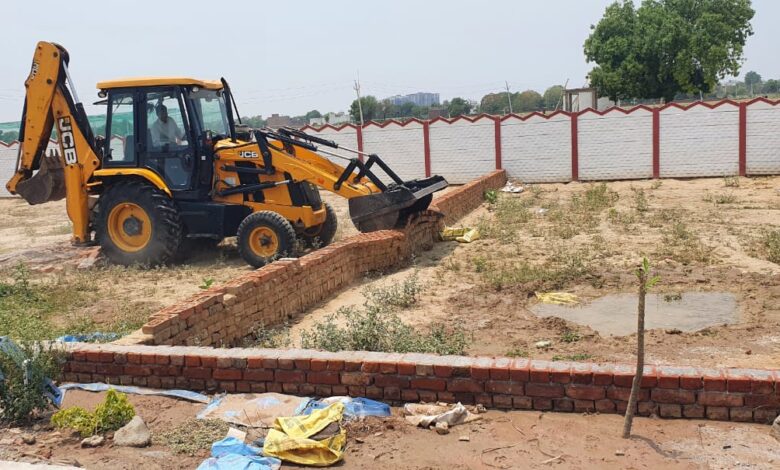 Agra News: An illegal colony was demolished in Tajganj ward of the development authority area.