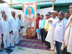 Bihar News-Rajapakar-- After the demise of educationist and retired teacher late Vishwanath Das, a condolence meeting was organized at his residence in Pirapur village of Jandaha block.