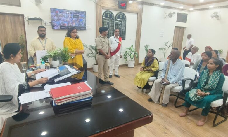 Bihar News- Timely resolution of public problems is the priority of the administration: District Magistrate 42 complaints were heard in the public darbar of the District Officer
