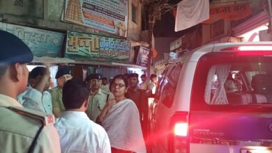 Bihar News-Today, on the eve of Bakrid, Vaishali District Magistrate Mrs. Varsha Singh conducted a flag march with senior administrative and police officials in various areas of Hajipur city to maintain law and order.