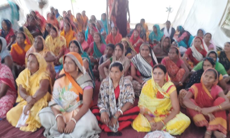 Bihar News-Rajapakar-- A women's dialogue program was organized by Himalaya Jeevika Gram Organization in Rajapakar Market Ward No. 11 of the block headquarters.