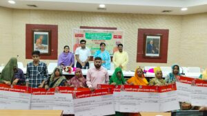 Agra News: Under the Chief Minister Krishak Accident Welfare Scheme, assistance amount of Rs. 05 crore 30 lakh 70 thousand was distributed to 112 dependent families in the district in the presence of Hon'ble State Women Commission Chairperson Dr. Babita Singh Chauhan in the Divisional Commissioner's Auditorium.