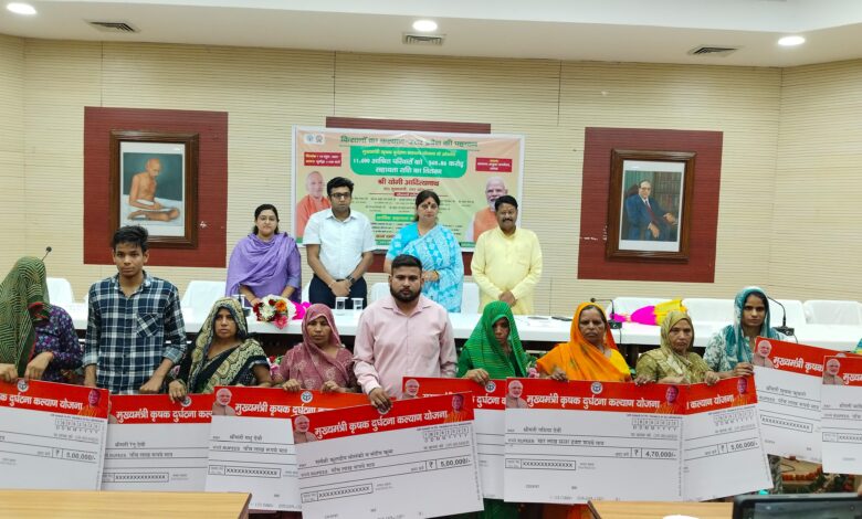 Agra News: Under the Chief Minister Krishak Accident Welfare Scheme, assistance amount of Rs. 05 crore 30 lakh 70 thousand was distributed to 112 dependent families in the district in the presence of Hon'ble State Women Commission Chairperson Dr. Babita Singh Chauhan in the Divisional Commissioner's Auditorium.