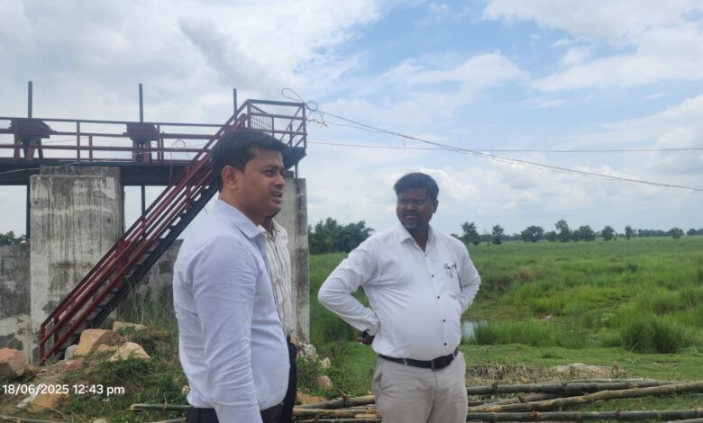 Bihar News District Officer inspected Champaran embankment and PP embankment under Bagaha subdivision