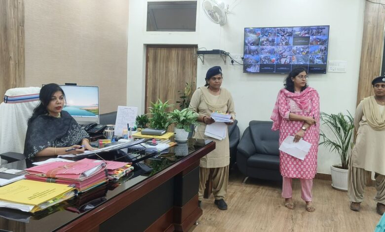 Bihar News- An interview (Janata Darbar) program with the common people was organized in the office room of the District Officer, Vaishali.