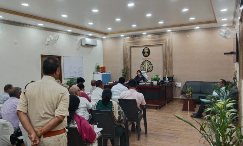 Bihar News- A meeting of the District Road Safety Committee was held under the chairmanship of DM Mrs. Varsha Singh to control the increasing road accidents in the district.