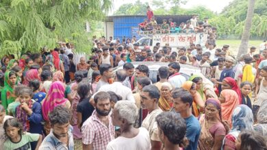 Bihar News-Rajapakar --- A 50-year-old man died on the spot when he was walking in the mango orchard after getting electrocuted due to the electricity flowing in the electric wire installed by the orchard owner for safety.