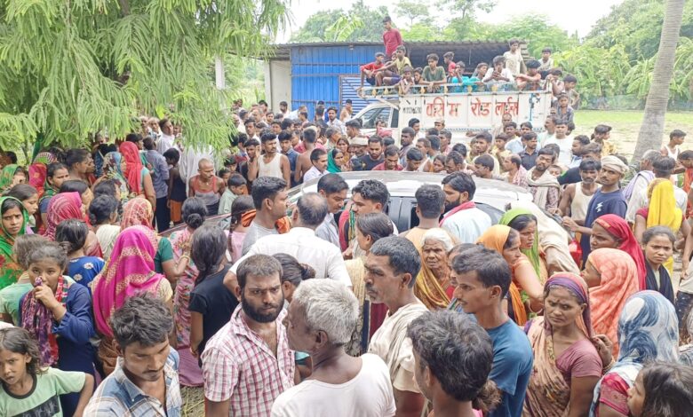 Bihar News-Rajapakar --- A 50-year-old man died on the spot when he was walking in the mango orchard after getting electrocuted due to the electricity flowing in the electric wire installed by the orchard owner for safety.