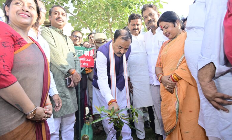Prayagraj News: Honorable Deputy Chief Minister participated in the seminar program organized to honor democracy fighters and emergency