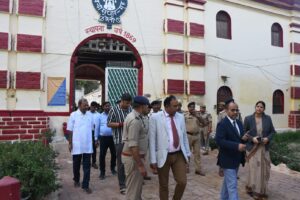 Prayagraj News: Honorable District Judge and District Magistrate inspected the prison